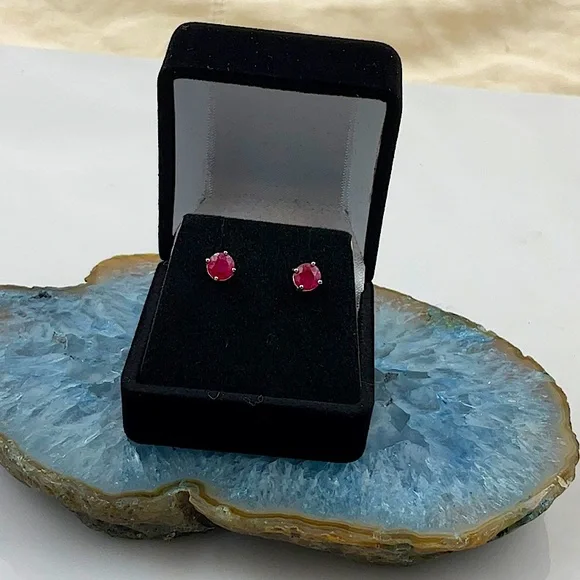 Vtg.Silver 4 Prong Set With Posts InThe Center Of These Beautiful Ruby Earrings - Picture 1 of 6